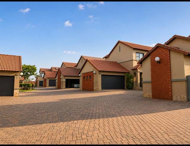 3 BEDROOM TOWNHOUSE FOR SALE IN THATCHFIELD